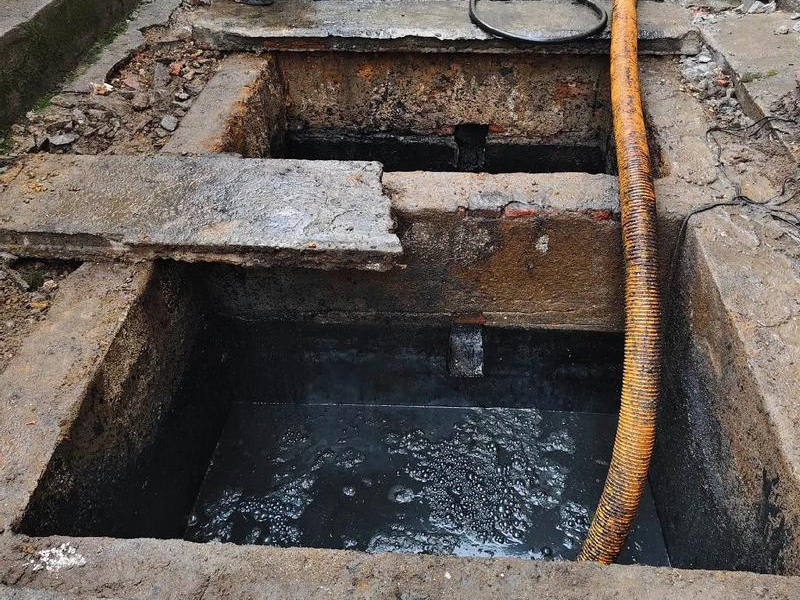 大光路清理化粪池